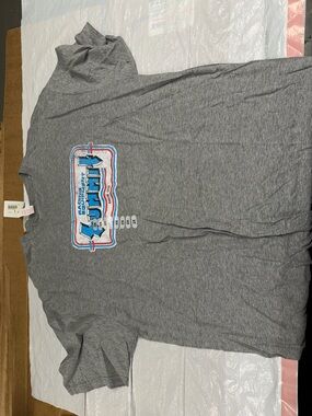 Gray Short-Sleeve Graphic Tee with Retro Sign Print